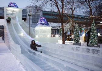 Ледовый городок на набережной откроет бесплатный вход семьям бойцов СВО