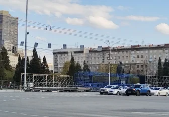 Трибуны к 9 мая начали ставить на площади Ленина в Новосибирске