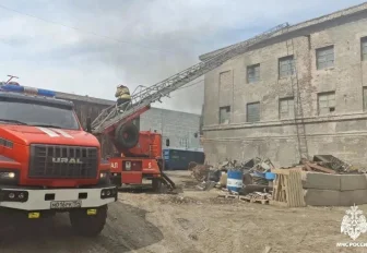 Крупный пожар тушат в промзоне у Соснового бора в Новосибирске