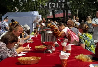 Окрошкой накормили новосибирцев на фестивале традиционной кухни