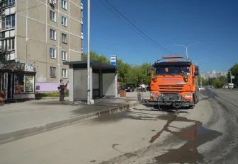 Влажная уборка не даёт асфальту плавиться на жаре в Новосибирске