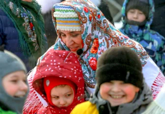 Масленичные гулянья с метанием валенок устроили во дворе на Крылова