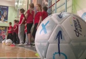 Фестиваль «Футбол в школе»: спортсмены научили детей вести мяч змейкой