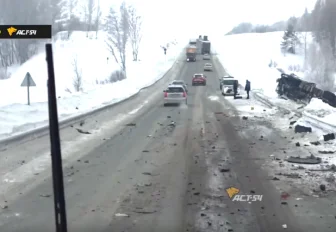 Бензовоз, фура и легковушка сошлись в ДТП под Новосибирском