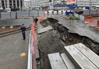 Тротуар на Красном проспекте может обрушиться из-за размыва откоса