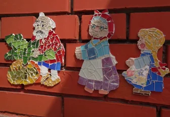 Мозаичными фигурками украшают стену театра кукол в Новосибирске