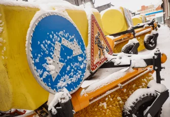 Больше 800 единиц техники чистят от снега новосибирские трассы