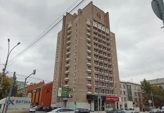 Что скрывает «циклоп»: ходим по загадочному зданию в центре Новосибирска