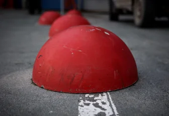 400 полусфер расставят по Калининке для защиты газонов от автохамов