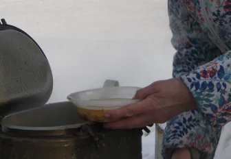 Горячие обеды раздают бездомным у вокзала Новосибирск-Главный в морозы