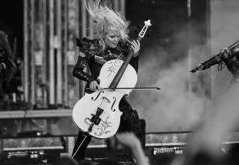 Клип о коронавирусе сняли новосибирские скрипачки из группы Silenzium