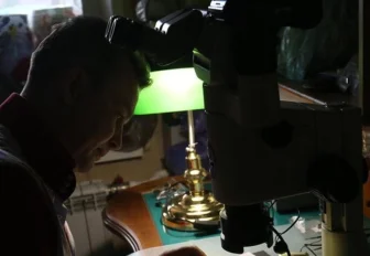 Крошечную монету времён Екатерины II чеканит новосибирец Владимир Анискин