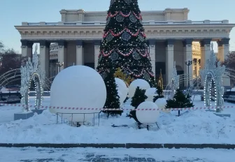 Роскошная ёлка и стихи Бродского: как украсили Театральный сквер