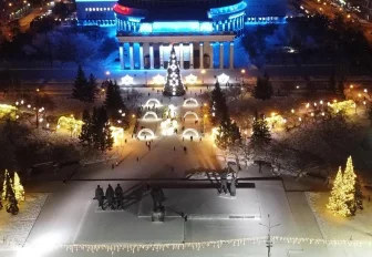 Ёлки, шары и катки в парках: как Новосибирск готовится встречать 2026 год