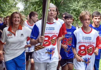 1418 метров пробежали новосибирцы с Факелом Победы