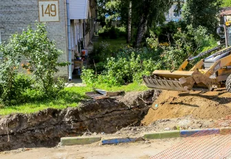 Для укладки труб на Большевистской делают пятиметровые проколы