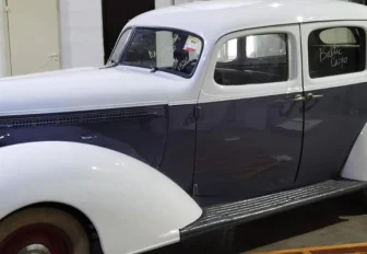 «Чайка» и 2 американца: ретроавто выставил на продажу новосибирский музей