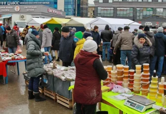 Новосибирцы расхватали яйца и картошку на ярмарке у ГУМа
