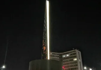 Стелу трудовой доблести на площади Калинина эффектно подсветили