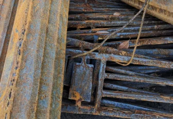 Шлагбаумы, ограждения и цепи убирают с улиц Новосибирска