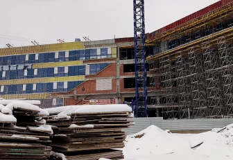 Инспекторы проверили стройку частной школы с бассейном в Новосибирске