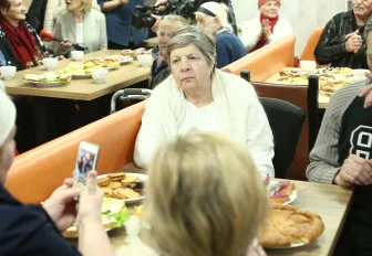 Кафе с бесплатными обедами для пенсионеров переезжает в Новосибирске