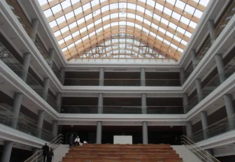 Уникальную умную школу с атриумом открыли 1 сентября в Новосибирске