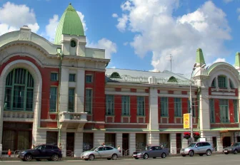 Гости краеведческого музея полистают фотоальбомы, не прикасаясь к ним