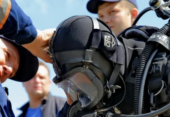 Водолазы МАСС отрабатывают погружения на дно в бассейне Новосибирска