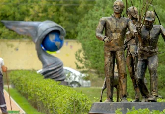 Бронзовая собака и стильные фонари: прогулка по Аллее друзей