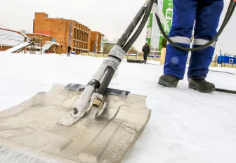 В Новосибирске заливают лёд на катках и хоккейных коробках