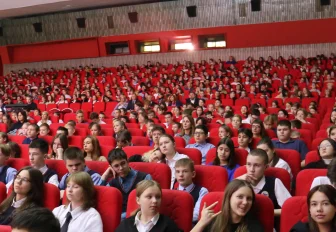 Три киноленты о военном Новосибирске показали школьникам