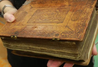 Как моют, стирают и пылесосят старые книги в Новосибирске