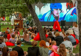 Добрый фильм покажут под звёздами на закрытии сезона «Кино на траве»