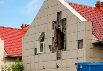 Тревожное соседство: как выглядят долгострои у озера на Юго-Западном