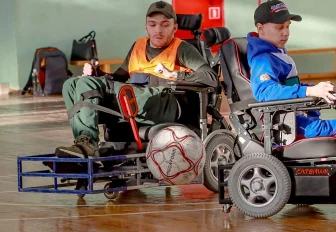 Ветераны спецоперации сыграли в футбол на колясках «Катэрвил»