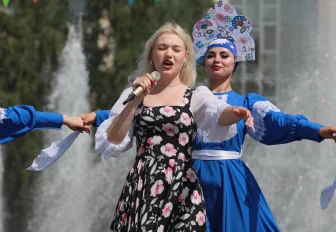 Модными показами и флешмобом закроют медовую ярмарку у ГПНТБ