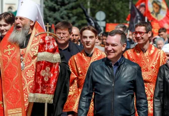 Мэр Кудрявцев прошёл крестным ходом по центру города с тысячами человек