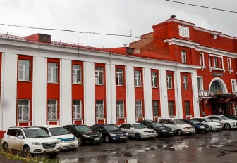 Насыщенно-красным стал фасад проходной оловокомбината на улице Мира: фото