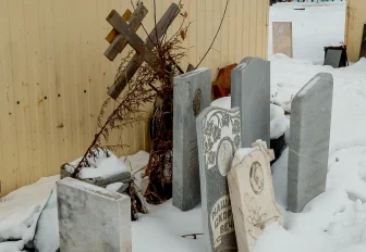 Съезжающие с Клещихинского кладбища торговцы побросали свой товар