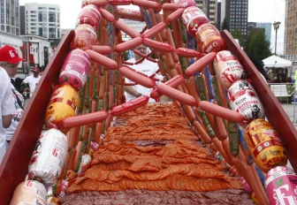 Бугринский мост из колбасы установили на площади Пименова