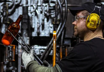 Сортируют, дробят и плавят: что происходит со стеклобоем в Новосибирске