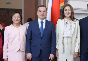 Прибывшие на праздник иностранные делегации встретил мэр Кудрявцев