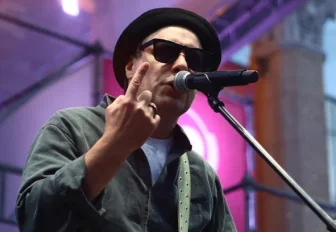 Актёр Евгений Цыганов спел в Новосибирске