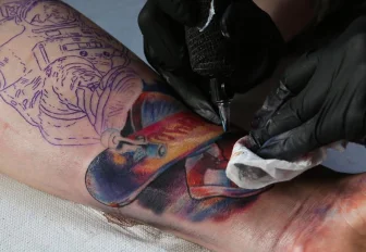 Новосибирск вырвался в лидеры по числу тату-салонов