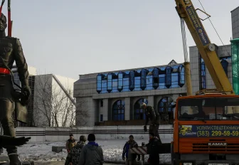 Памятник Покрышкину сняли с постамента на площади Маркса