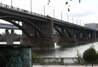 Во славу Октября: коммунальный мост отмечает 70 лет со дня открытия