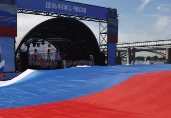 Символ единства: огромный триколор развернули в Новосибирске