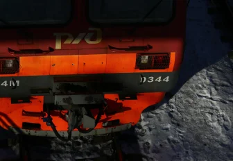 Женщина попала под поезд в Новосибирске из-за зажатой в дверях сумки