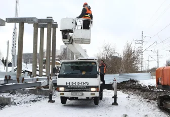 Мэр Кудрявцев побывал на стройке пешеходного моста через Транссиб